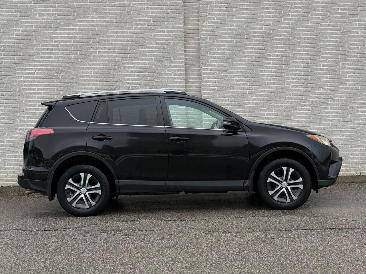 2017 Toyota RAV4 LE AWD Photo