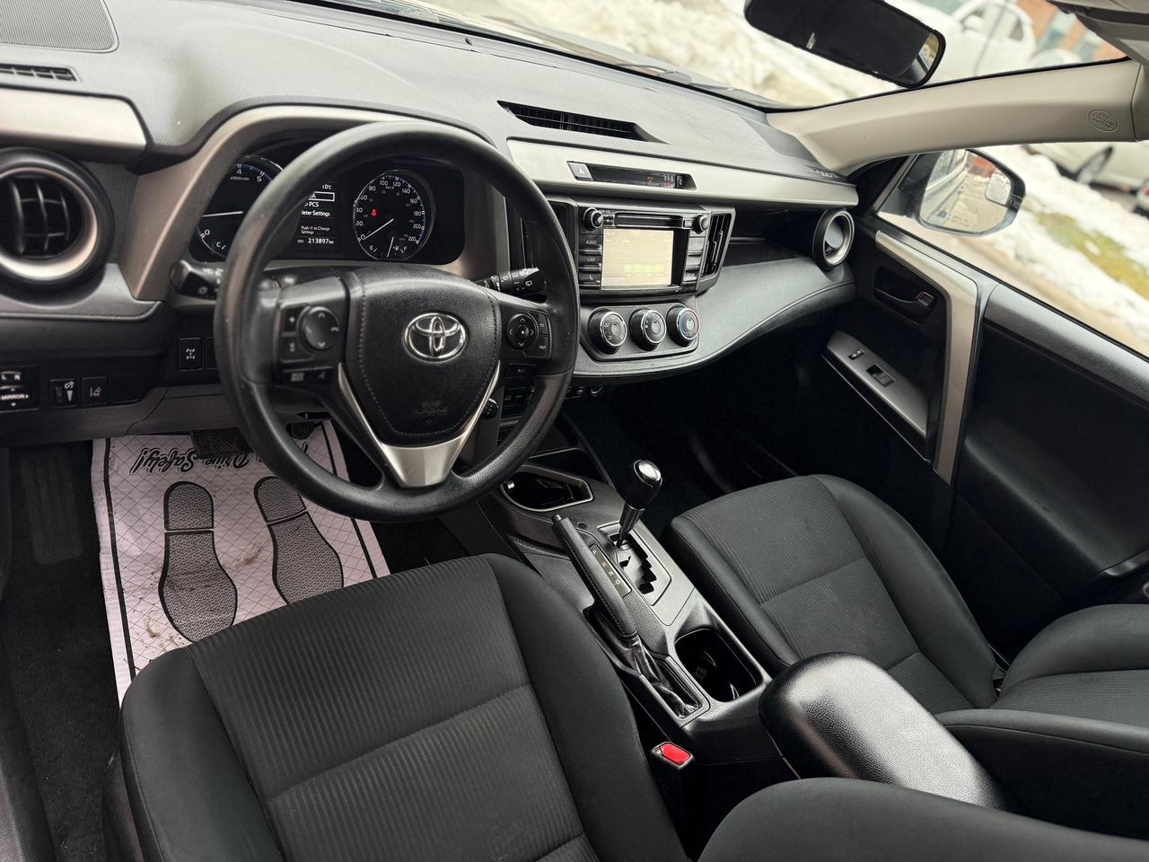 2017 Toyota RAV4 LE AWD Photo