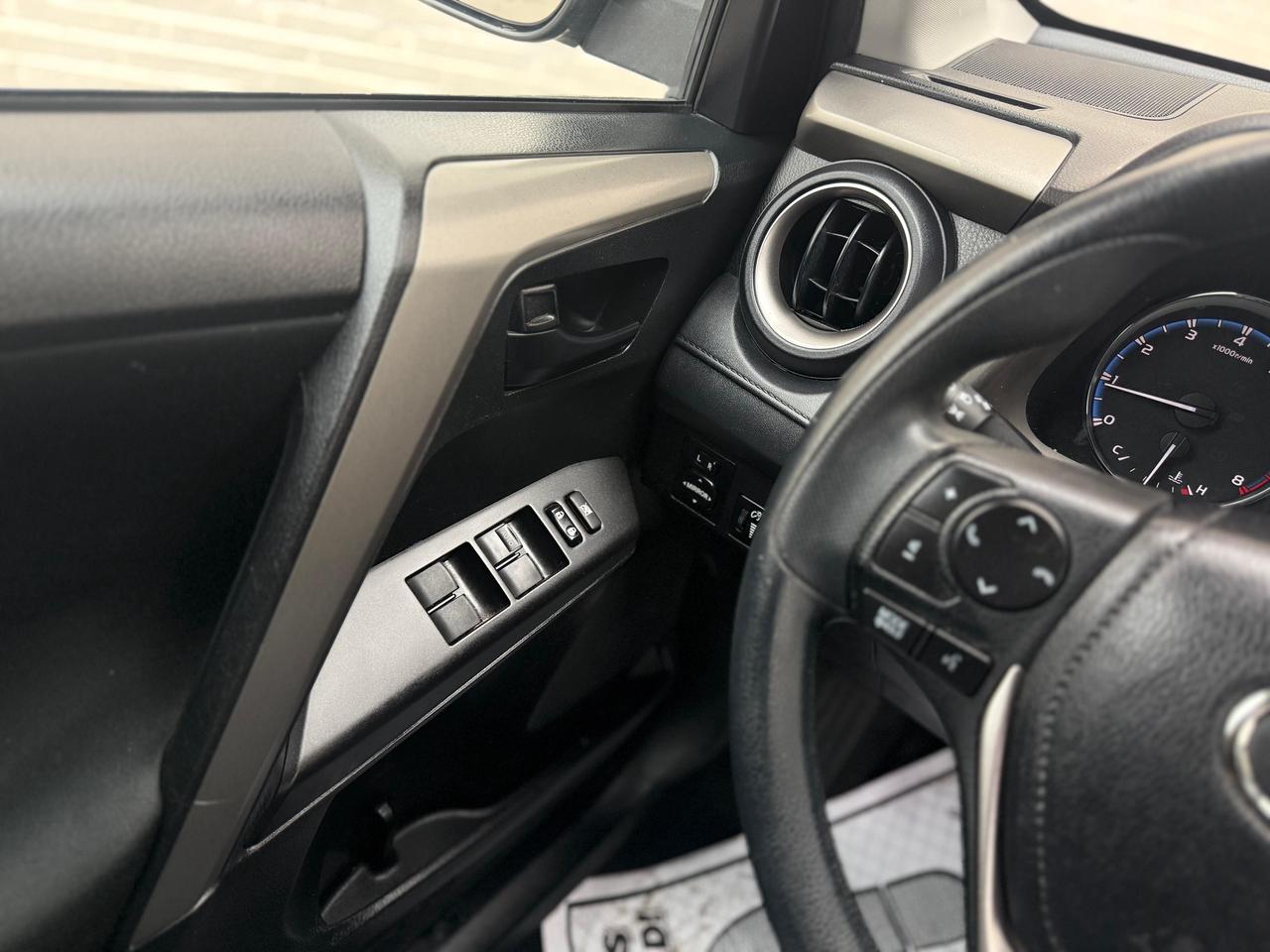 2017 Toyota RAV4 LE AWD Photo