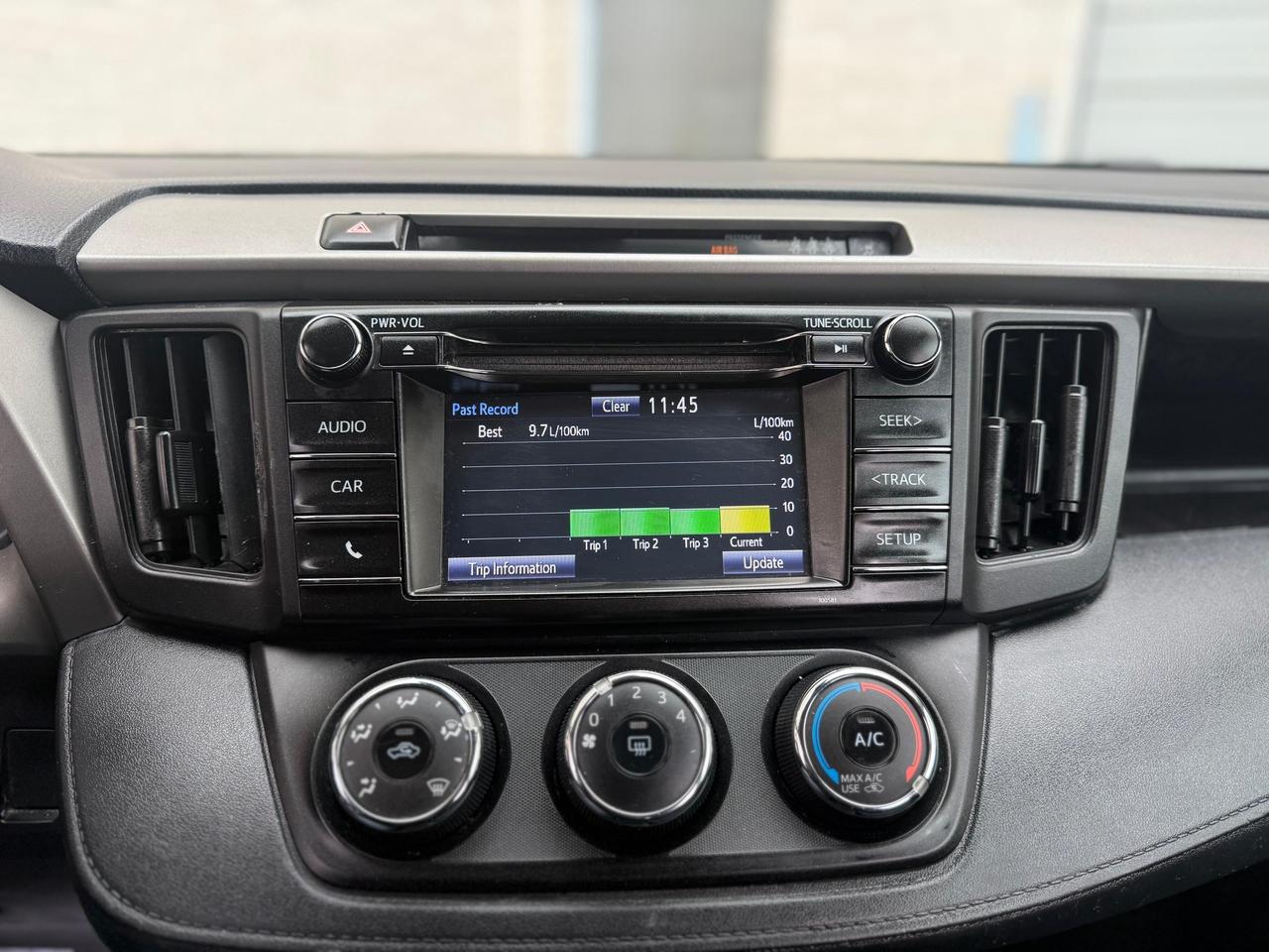 2017 Toyota RAV4 LE AWD Photo