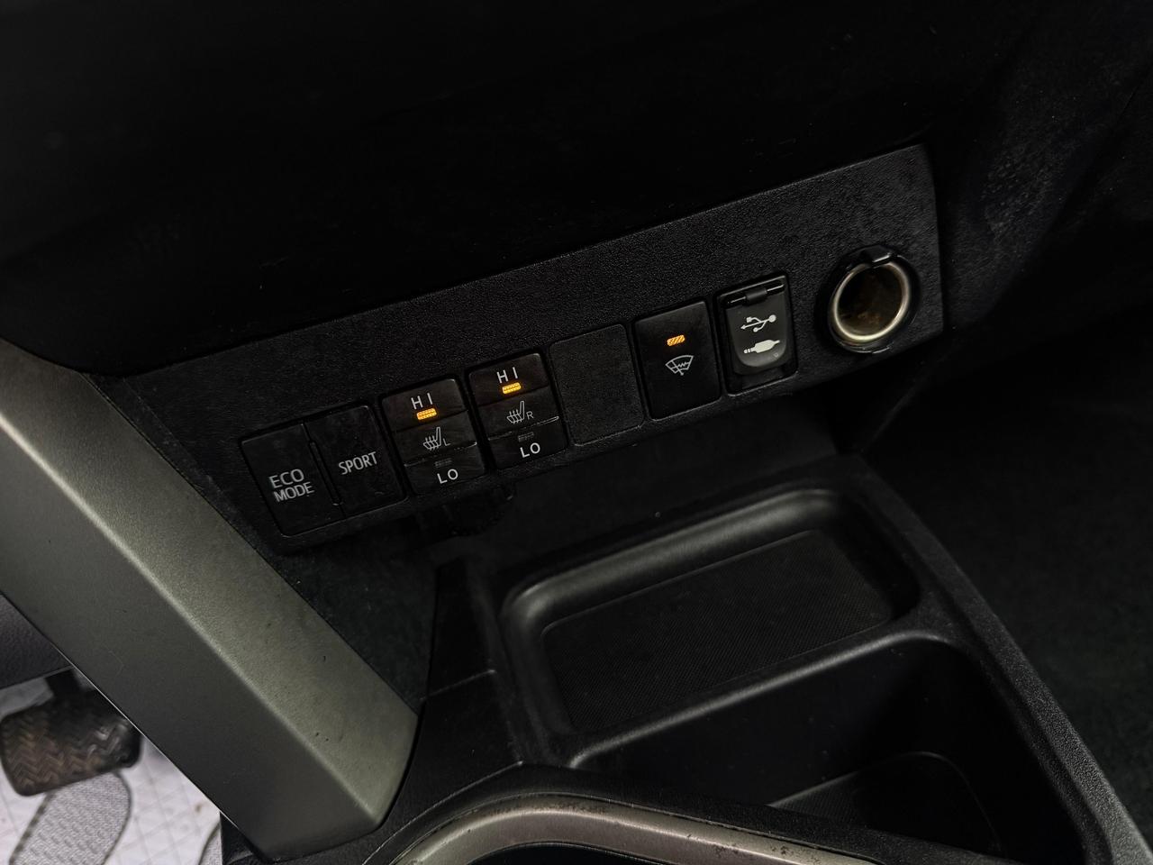 2017 Toyota RAV4 LE AWD Photo