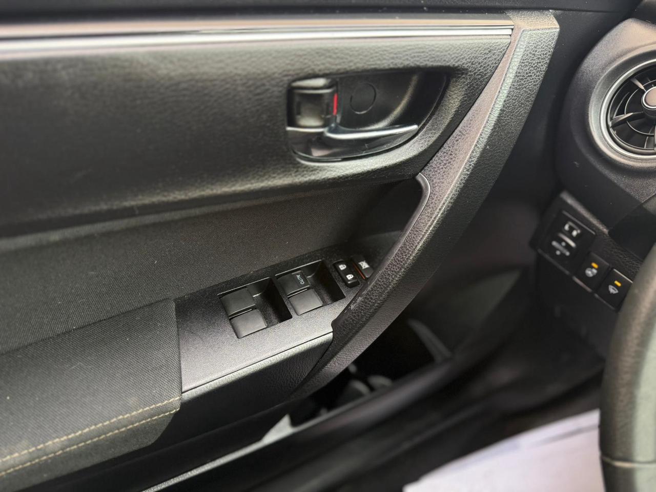 2019 Toyota Corolla LE Photo