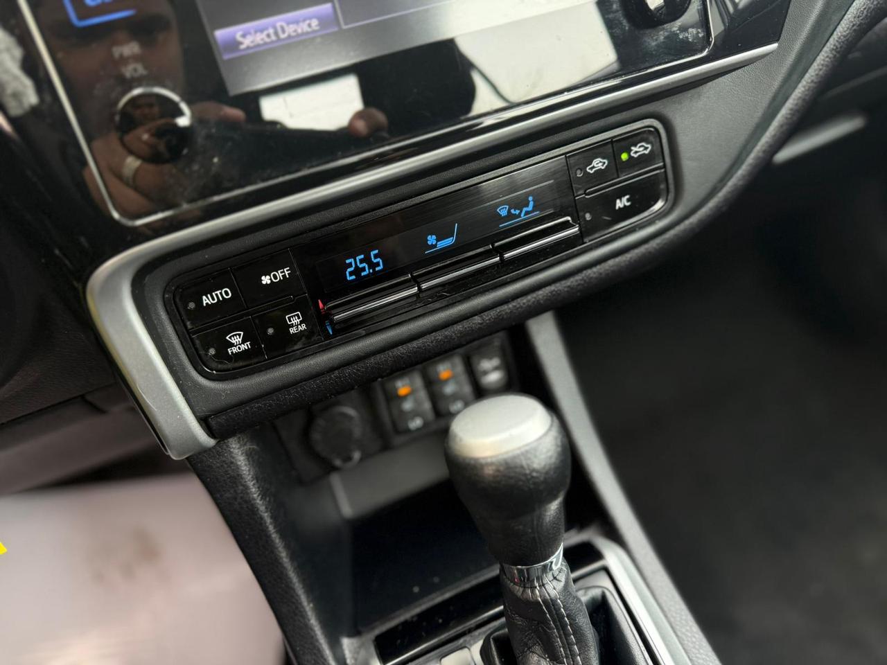 2019 Toyota Corolla LE Photo