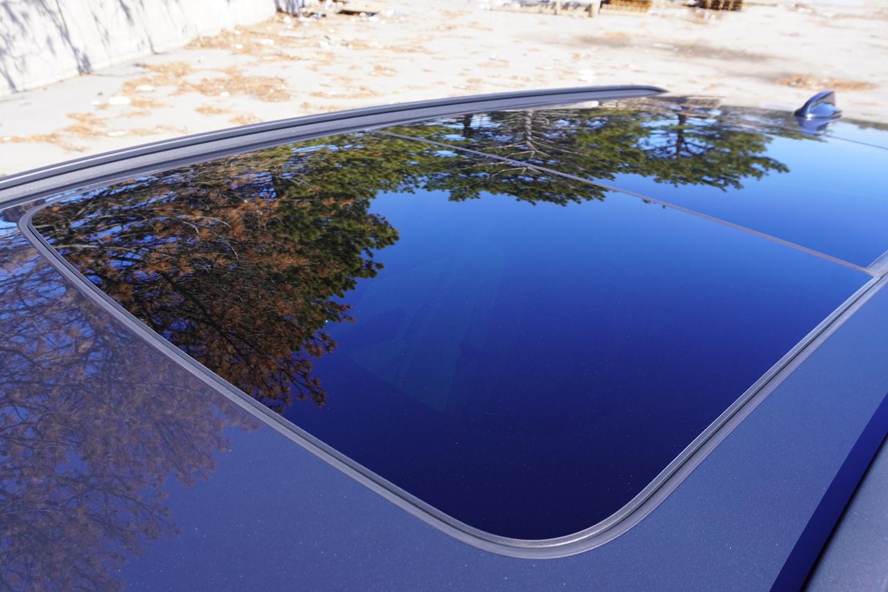 2019 Volvo V60 T6 / NO ACCIDENTS / TWEED INT / LOW KM'S/ MOMENTUM Photo