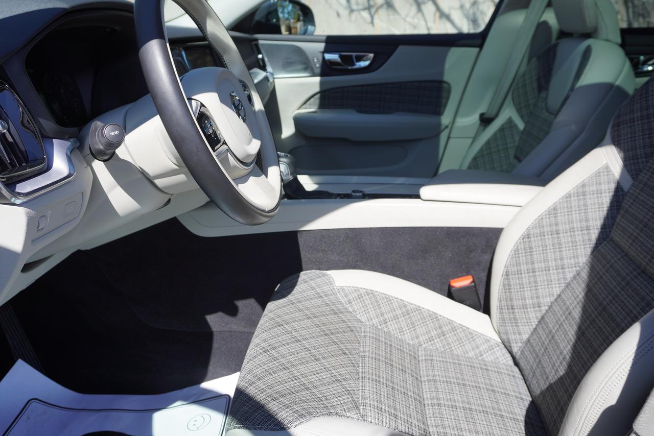 2019 Volvo V60 T6 / NO ACCIDENTS / TWEED INT / LOW KM'S/ MOMENTUM Photo