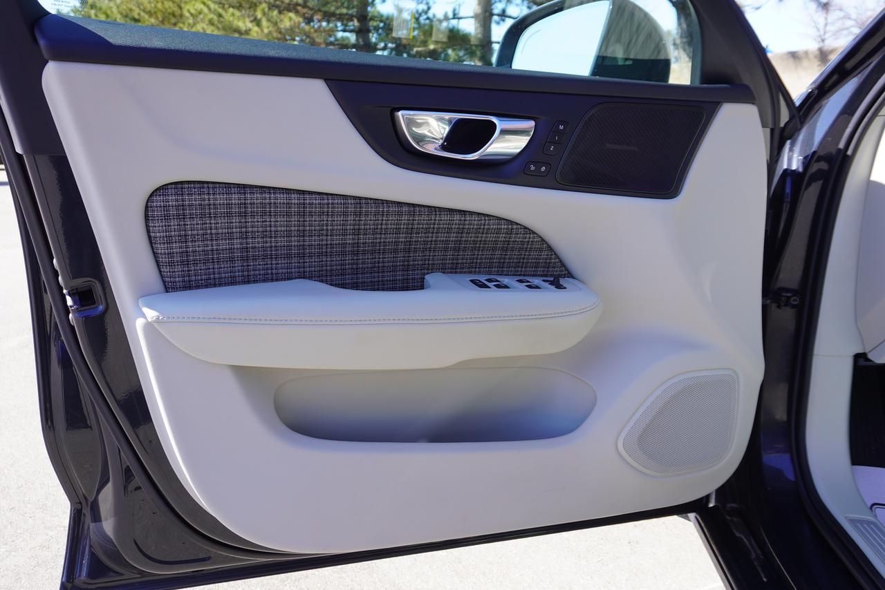 2019 Volvo V60 T6 / NO ACCIDENTS / TWEED INT / LOW KM'S/ MOMENTUM Photo