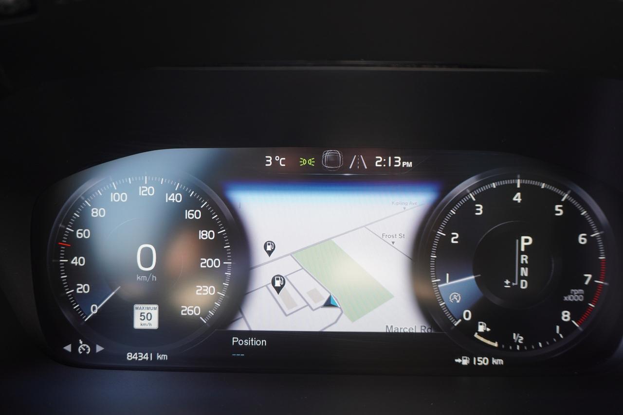 2019 Volvo V60 T6 / NO ACCIDENTS / TWEED INT / LOW KM'S/ MOMENTUM Photo