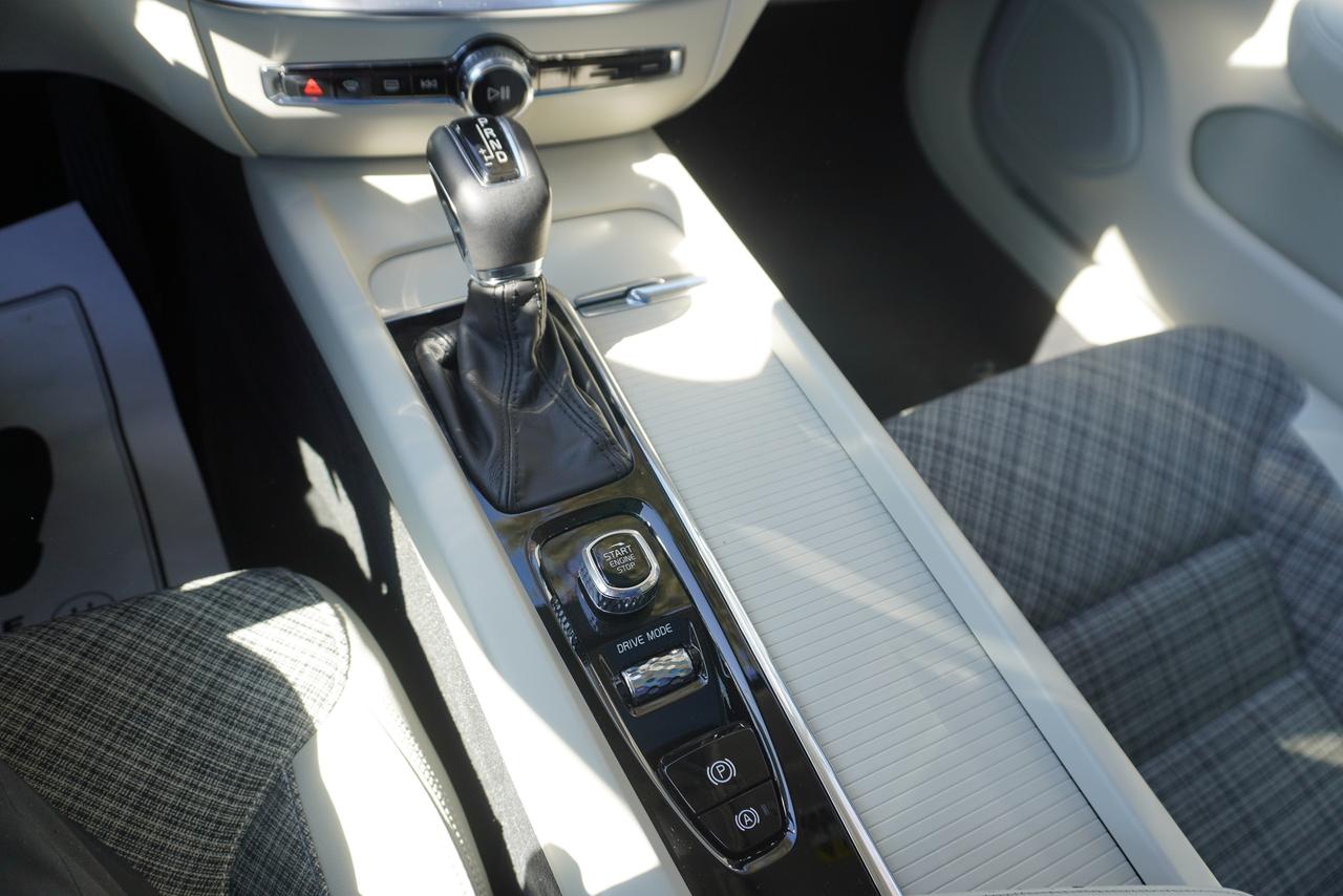 2019 Volvo V60 T6 / NO ACCIDENTS / TWEED INT / LOW KM'S/ MOMENTUM Photo
