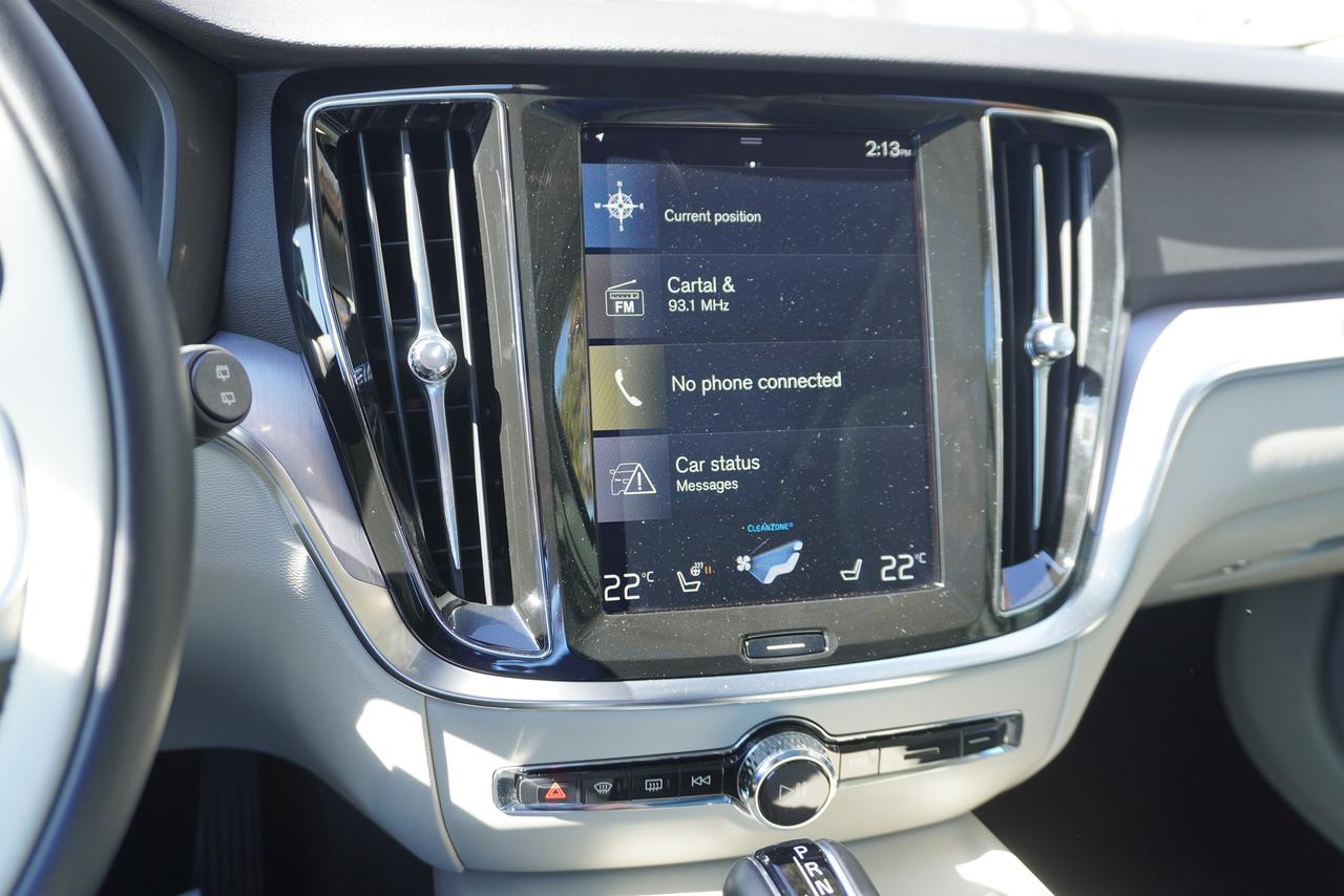 2019 Volvo V60 T6 / NO ACCIDENTS / TWEED INT / LOW KM'S/ MOMENTUM Photo