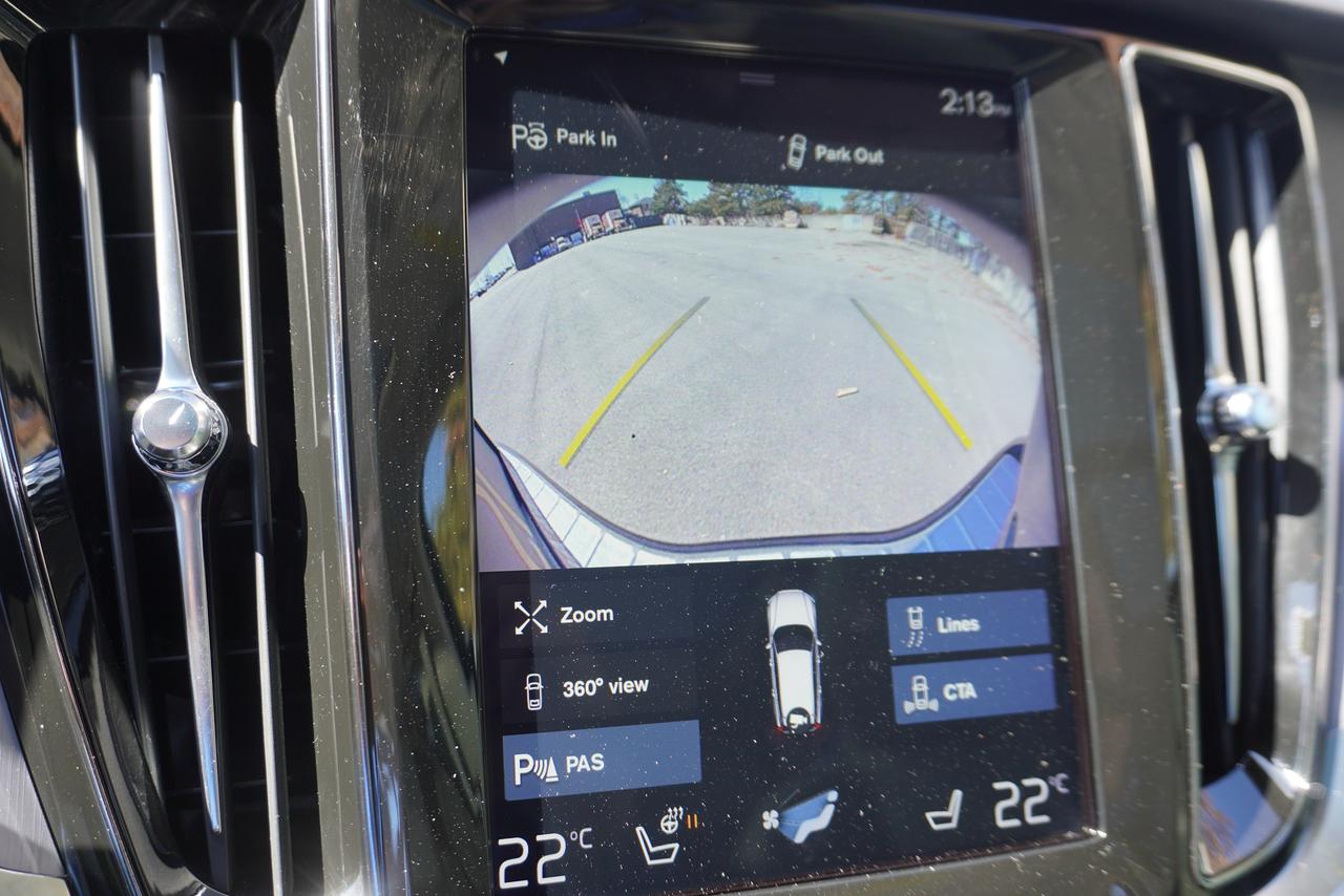 2019 Volvo V60 T6 / NO ACCIDENTS / TWEED INT / LOW KM'S/ MOMENTUM Photo