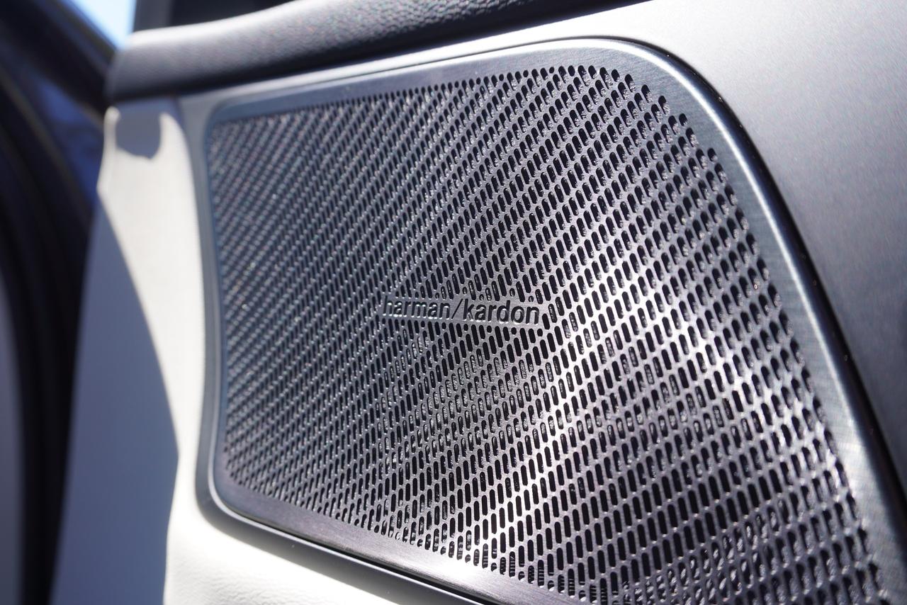 2019 Volvo V60 T6 / NO ACCIDENTS / TWEED INT / LOW KM'S/ MOMENTUM Photo