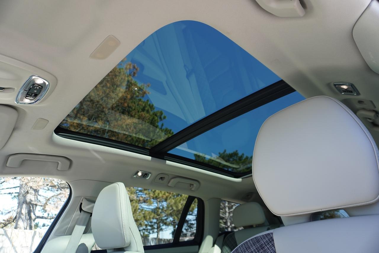 2019 Volvo V60 T6 / NO ACCIDENTS / TWEED INT / LOW KM'S/ MOMENTUM Photo