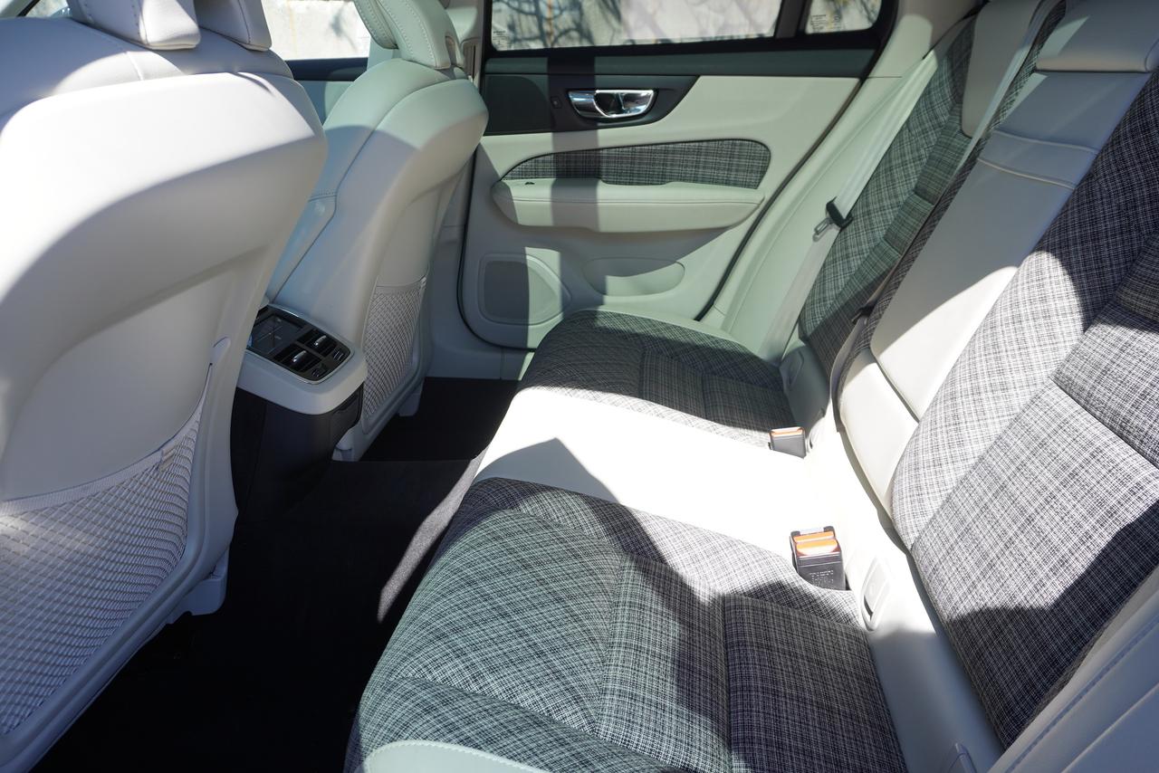 2019 Volvo V60 T6 / NO ACCIDENTS / TWEED INT / LOW KM'S/ MOMENTUM Photo