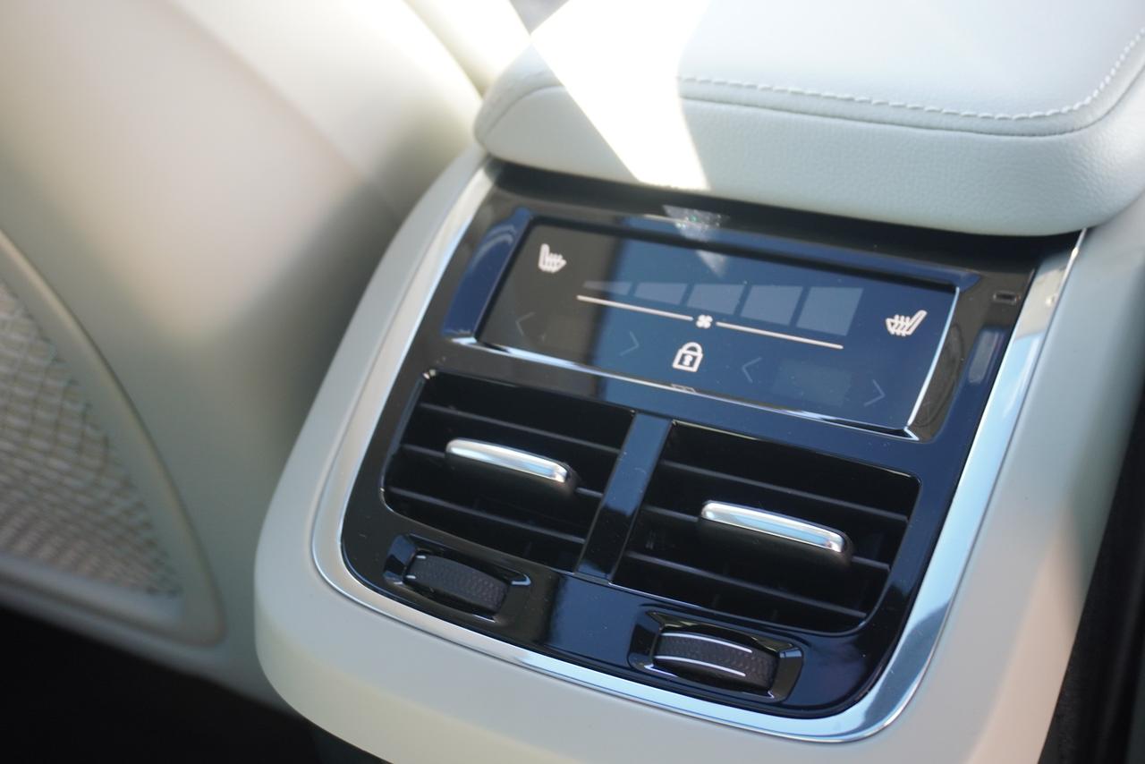 2019 Volvo V60 T6 / NO ACCIDENTS / TWEED INT / LOW KM'S/ MOMENTUM Photo