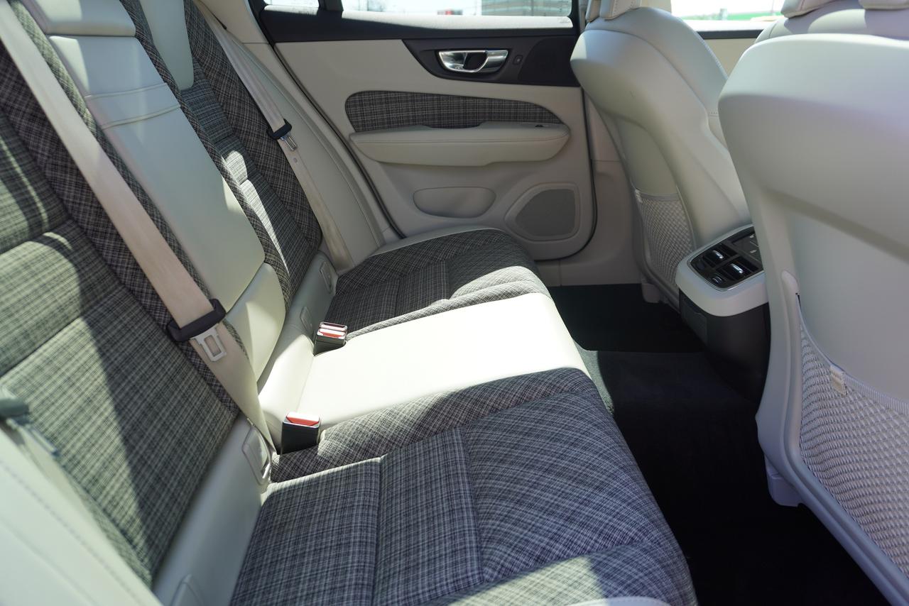 2019 Volvo V60 T6 / NO ACCIDENTS / TWEED INT / LOW KM'S/ MOMENTUM Photo