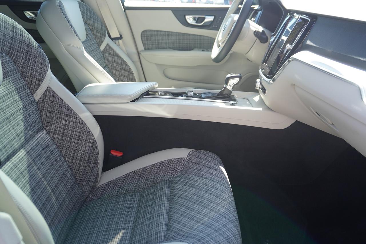 2019 Volvo V60 T6 / NO ACCIDENTS / TWEED INT / LOW KM'S/ MOMENTUM Photo