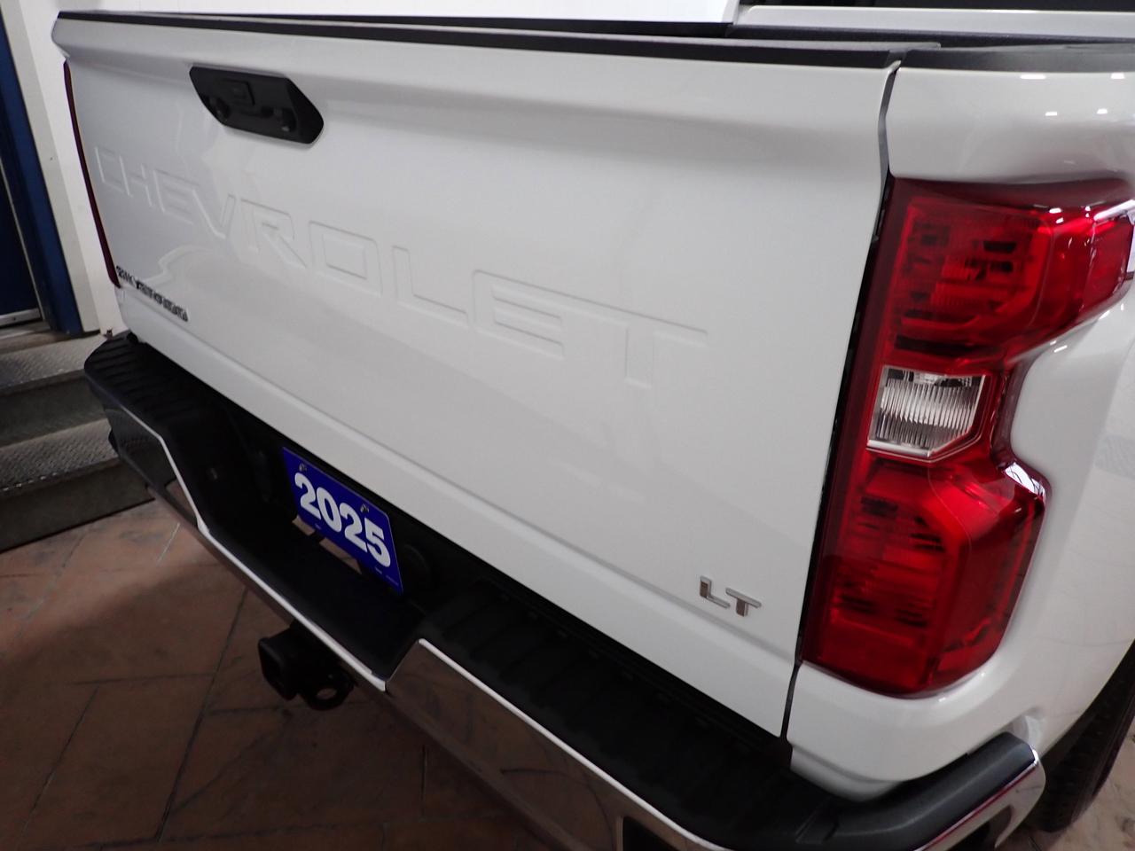 2025 Chevrolet SILVERADO 2500HD LT CREW CAB 4WD 6'4 BOX Photo2
