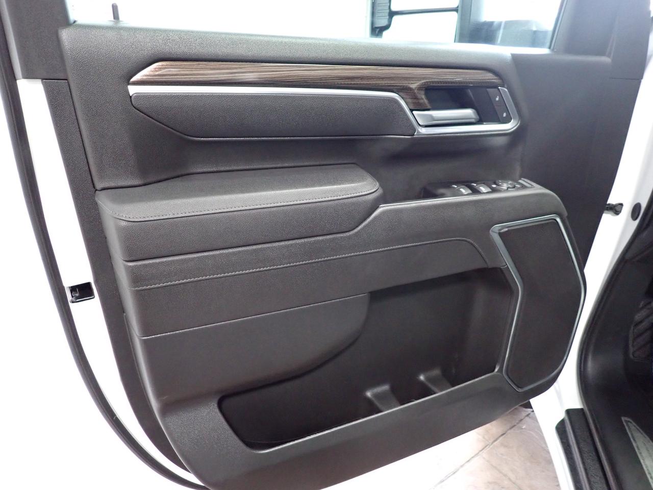 2025 Chevrolet SILVERADO 2500HD LT CREW CAB 4WD 6'4 BOX Photo