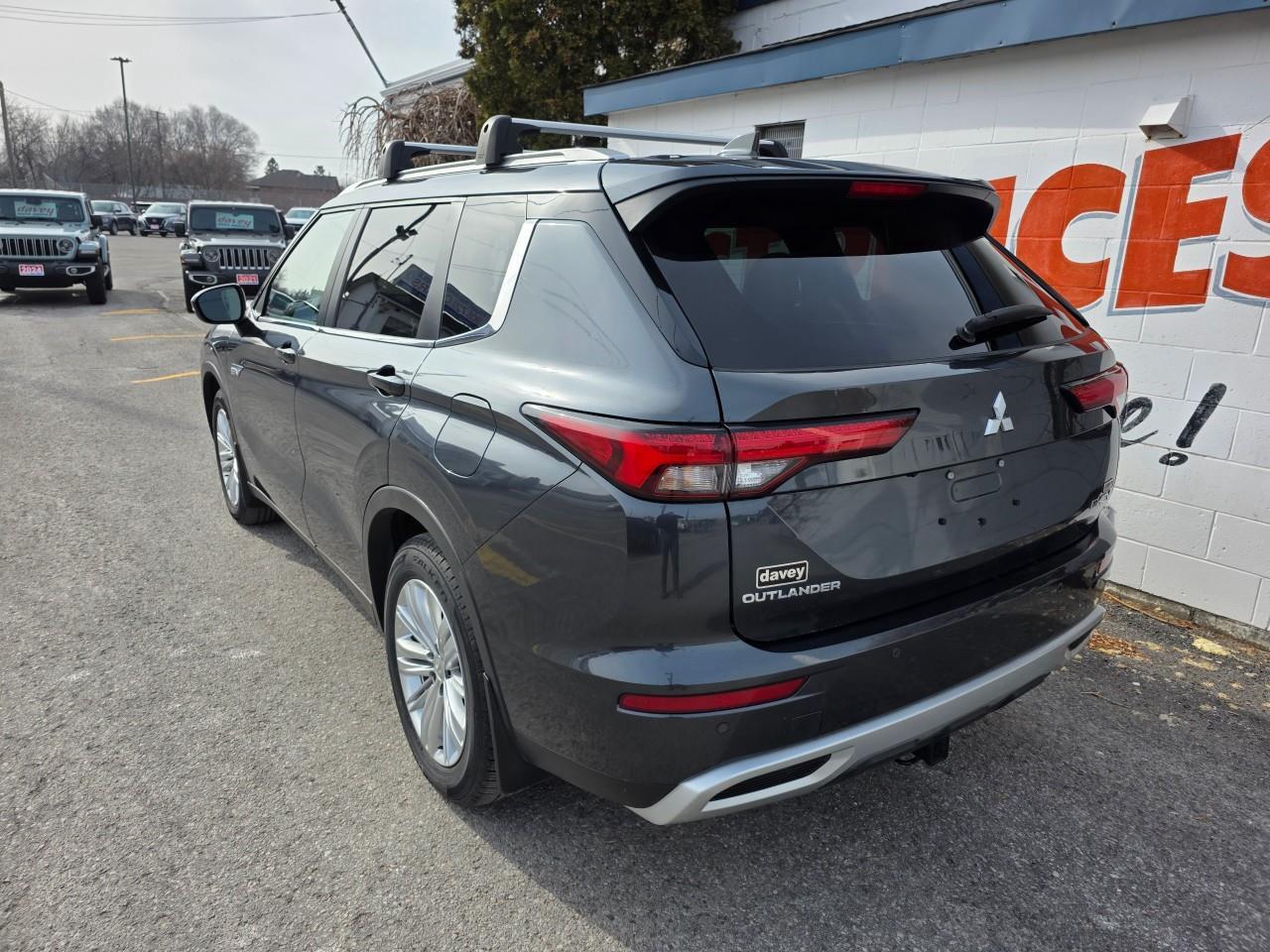 2024 Mitsubishi Outlander Plug-In Hybrid LE 4dr S-AWC Photo