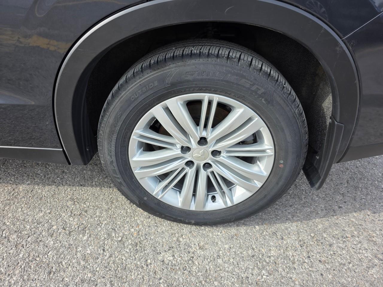 2024 Mitsubishi Outlander Plug-In Hybrid LE 4dr S-AWC Photo