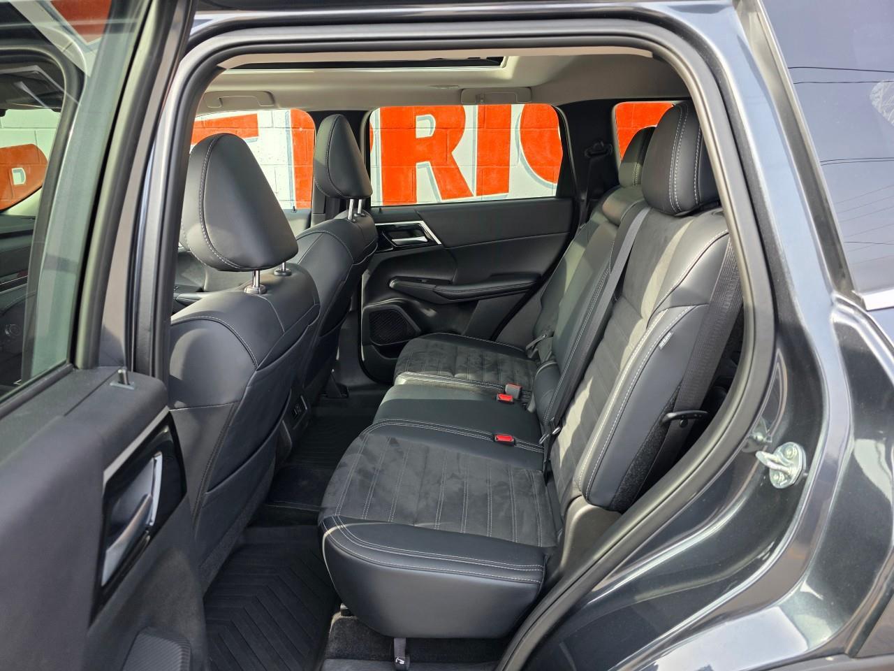 2024 Mitsubishi Outlander Plug-In Hybrid LE 4dr S-AWC Photo