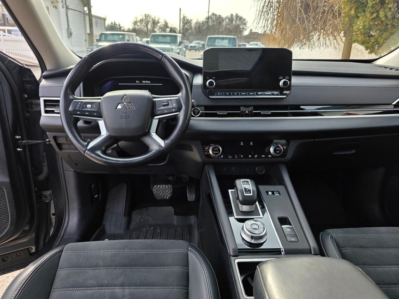 2024 Mitsubishi Outlander Plug-In Hybrid LE 4dr S-AWC Photo