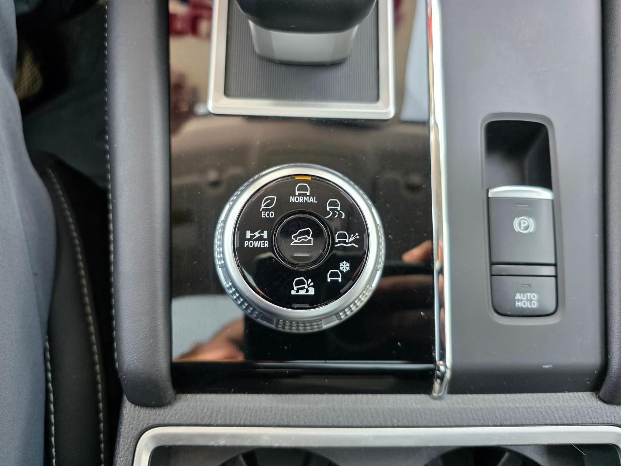 2024 Mitsubishi Outlander Plug-In Hybrid LE 4dr S-AWC Photo