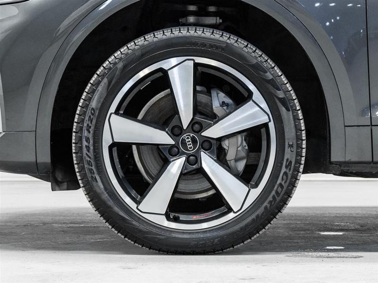2025 Audi Q5 45 Progressiv 4dr All-Wheel Drive quattro Sport Utility Photo4