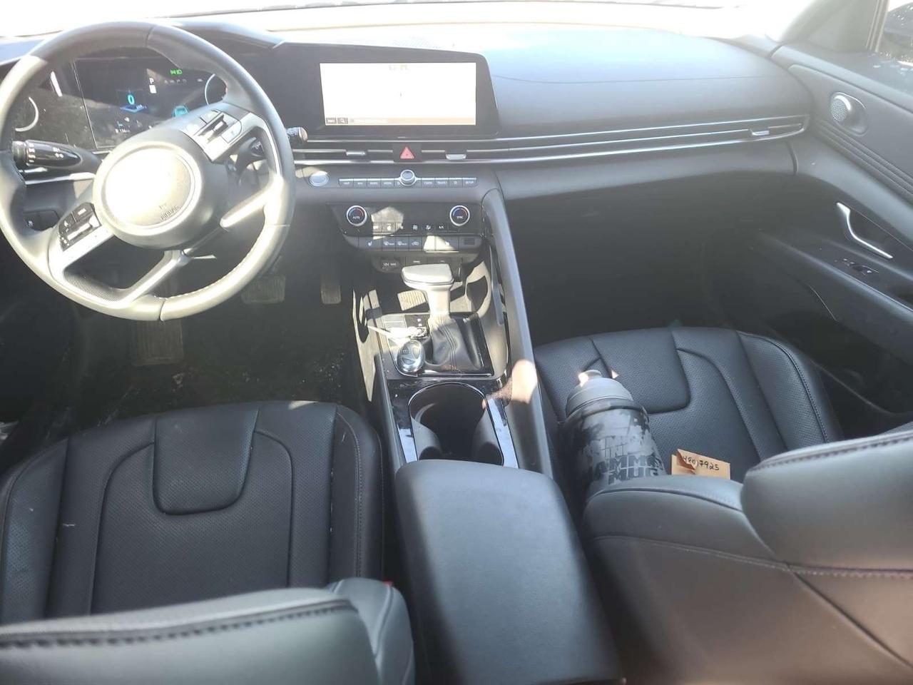 2025 Hyundai Elantra Luxury 4dr Sedan Photo