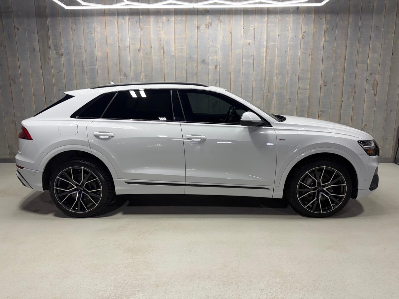 2020 Audi Q8 PROGRESSIV S-LINE BLACK OPTICS 22 WHEELS B&O SOUND Photo