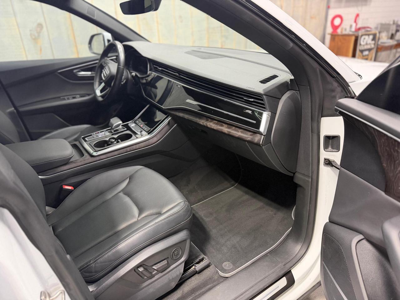 2020 Audi Q8 PROGRESSIV S-LINE BLACK OPTICS 22 WHEELS B&O SOUND Photo