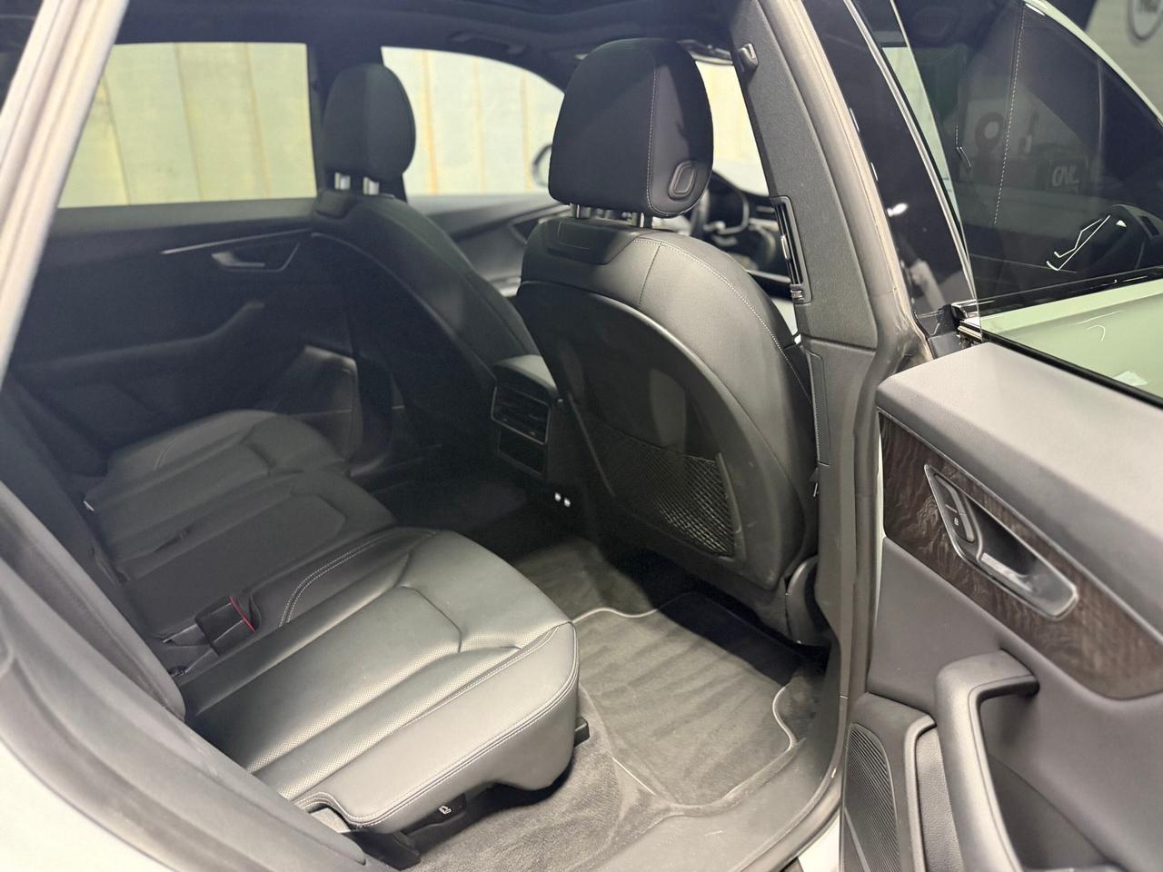 2020 Audi Q8 PROGRESSIV S-LINE BLACK OPTICS 22 WHEELS B&O SOUND Photo