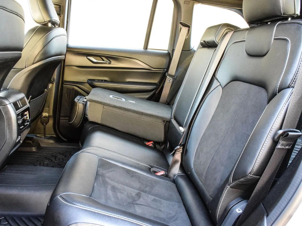 2024 Jeep Grand Cherokee Laredo 4dr 4x4 Photo