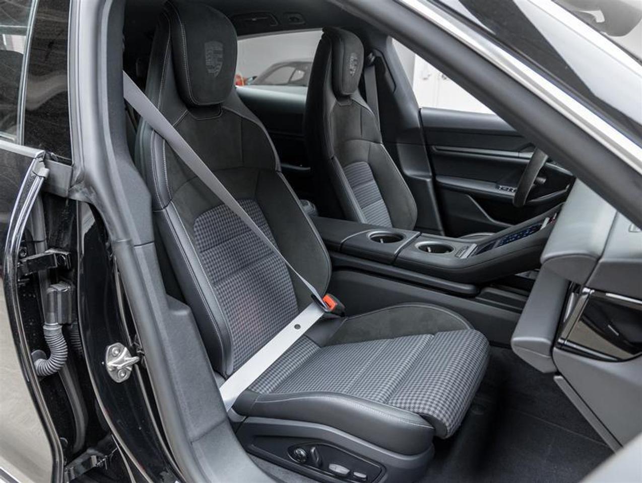 2025 Porsche Taycan  Photo