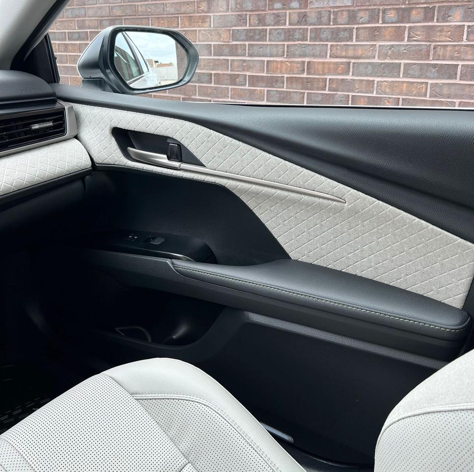 2025 Toyota Camry HYBRID XLE, LEATHER, CAR PLAY, AWD, PANORAMIC ROOF Photo