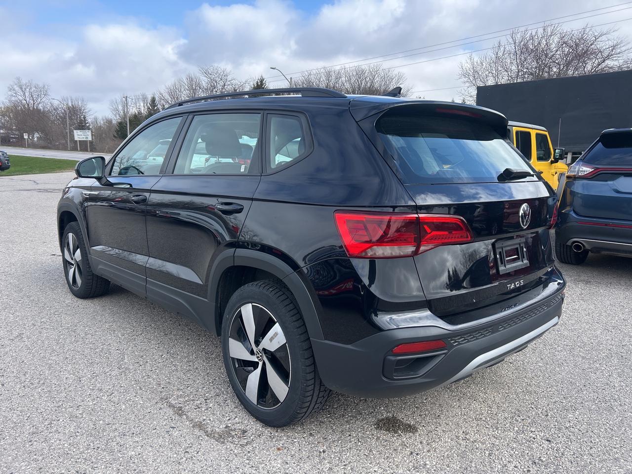 2024 Volkswagen Taos TRENDLINE, CLEAN CARFAX, FACTORY WARRANTY! Photo