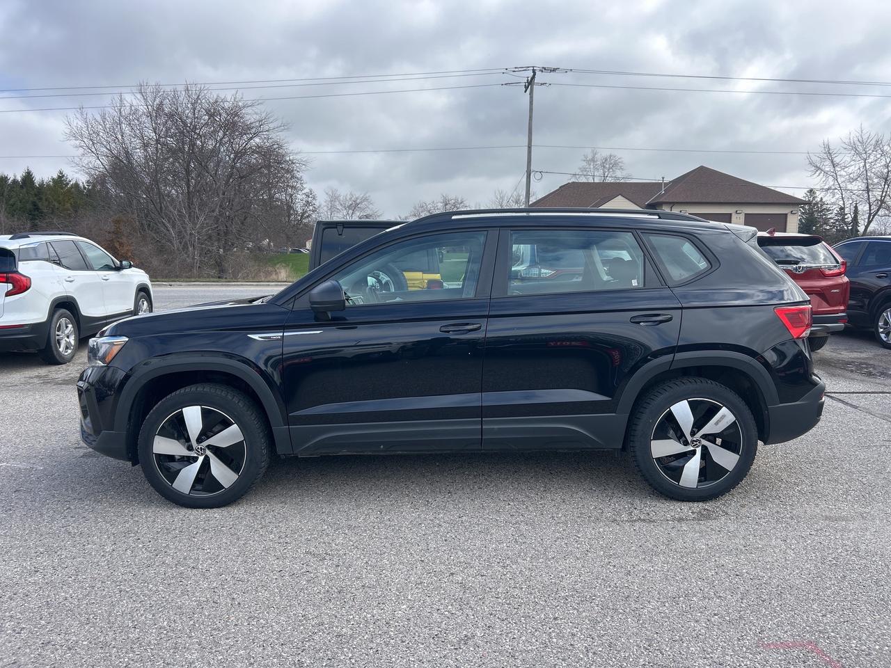 2024 Volkswagen Taos TRENDLINE, CLEAN CARFAX, FACTORY WARRANTY! Photo2