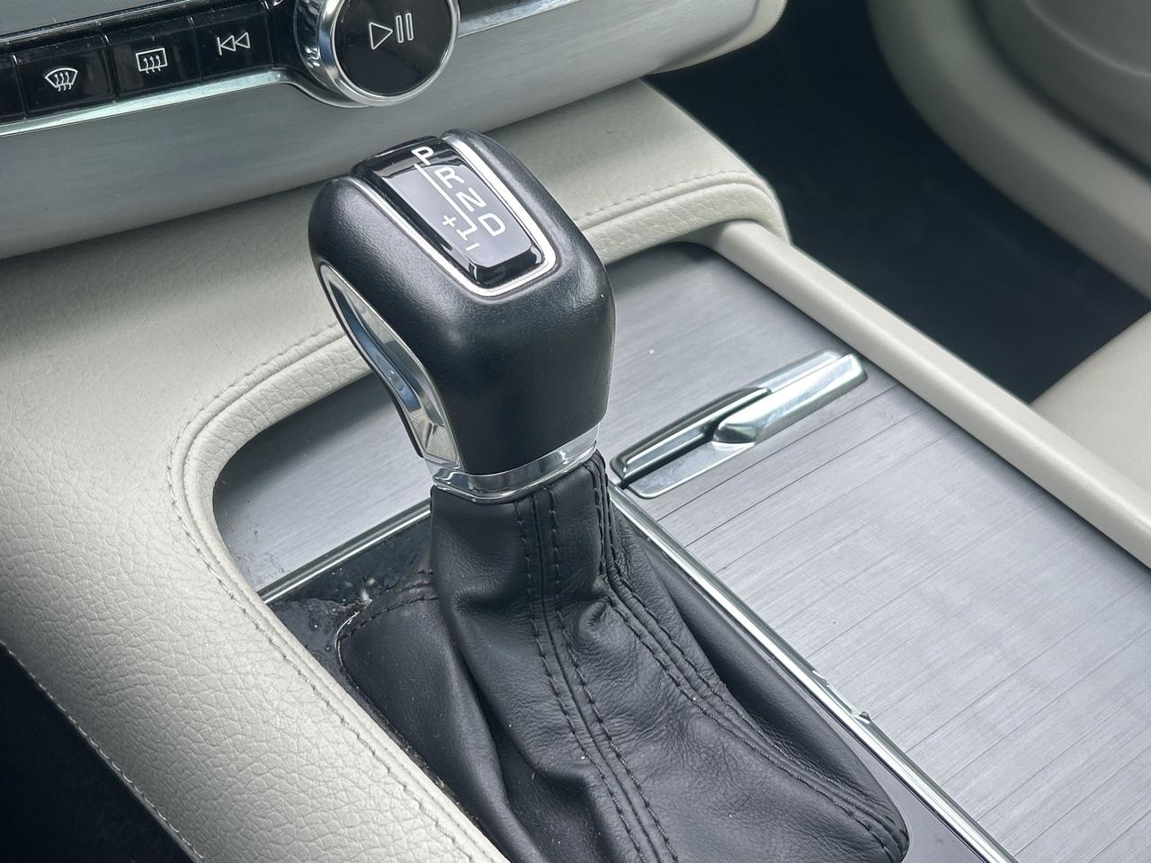2020 Volvo XC90 T6 MOMENTUM, SUNROOF, HEATED LEATHER! Photo