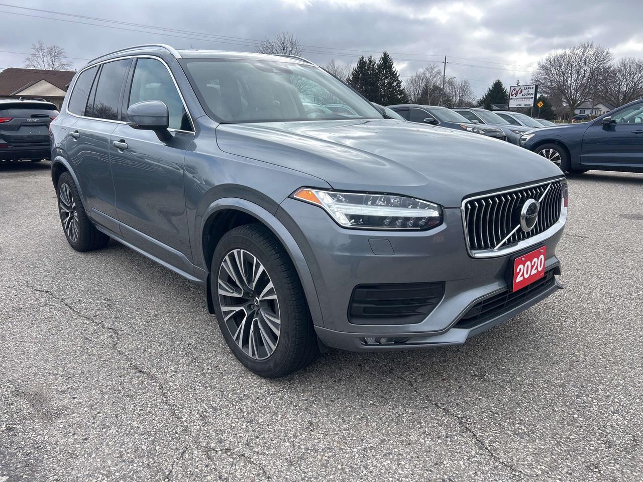 2020 Volvo XC90 T6 MOMENTUM, SUNROOF, HEATED LEATHER! Photo