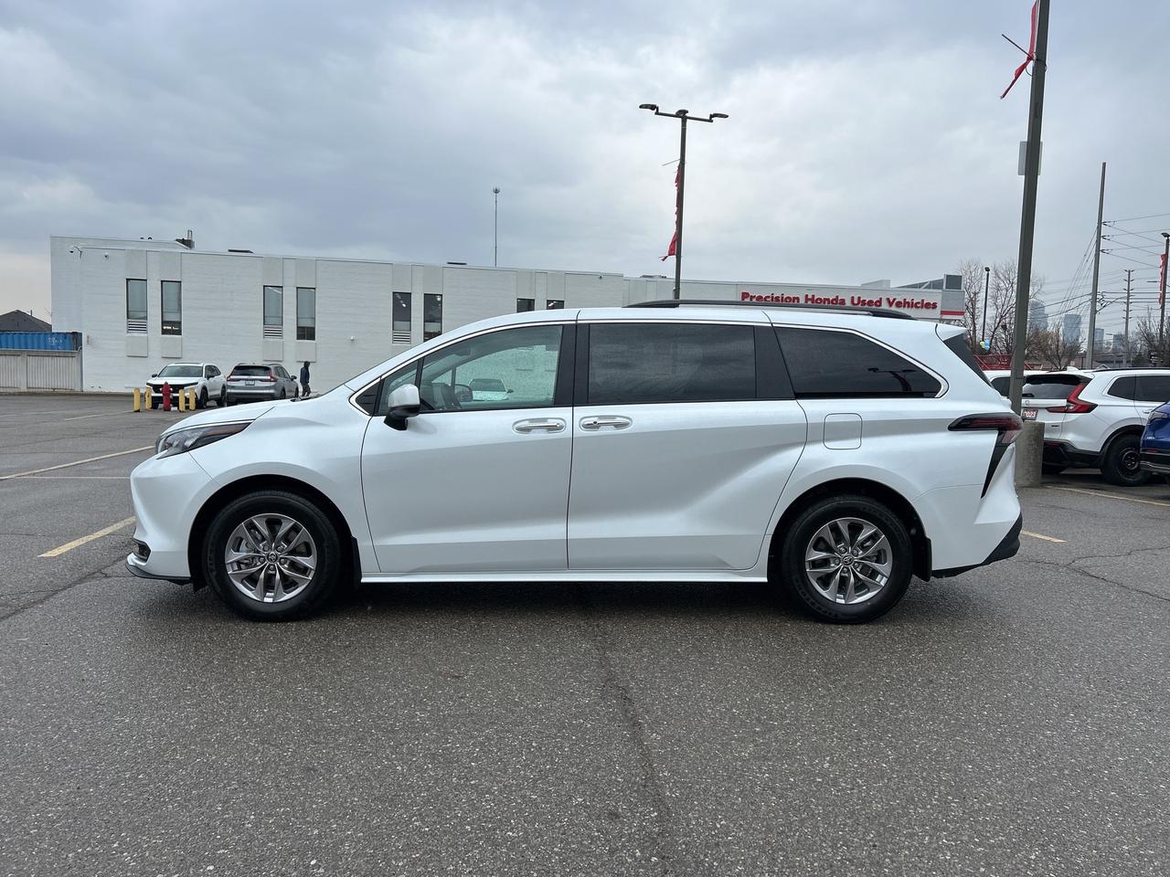 2026 Toyota Sienna XLE HYBRID CarPlay Blind Spot Sunroof R.Cam Photo