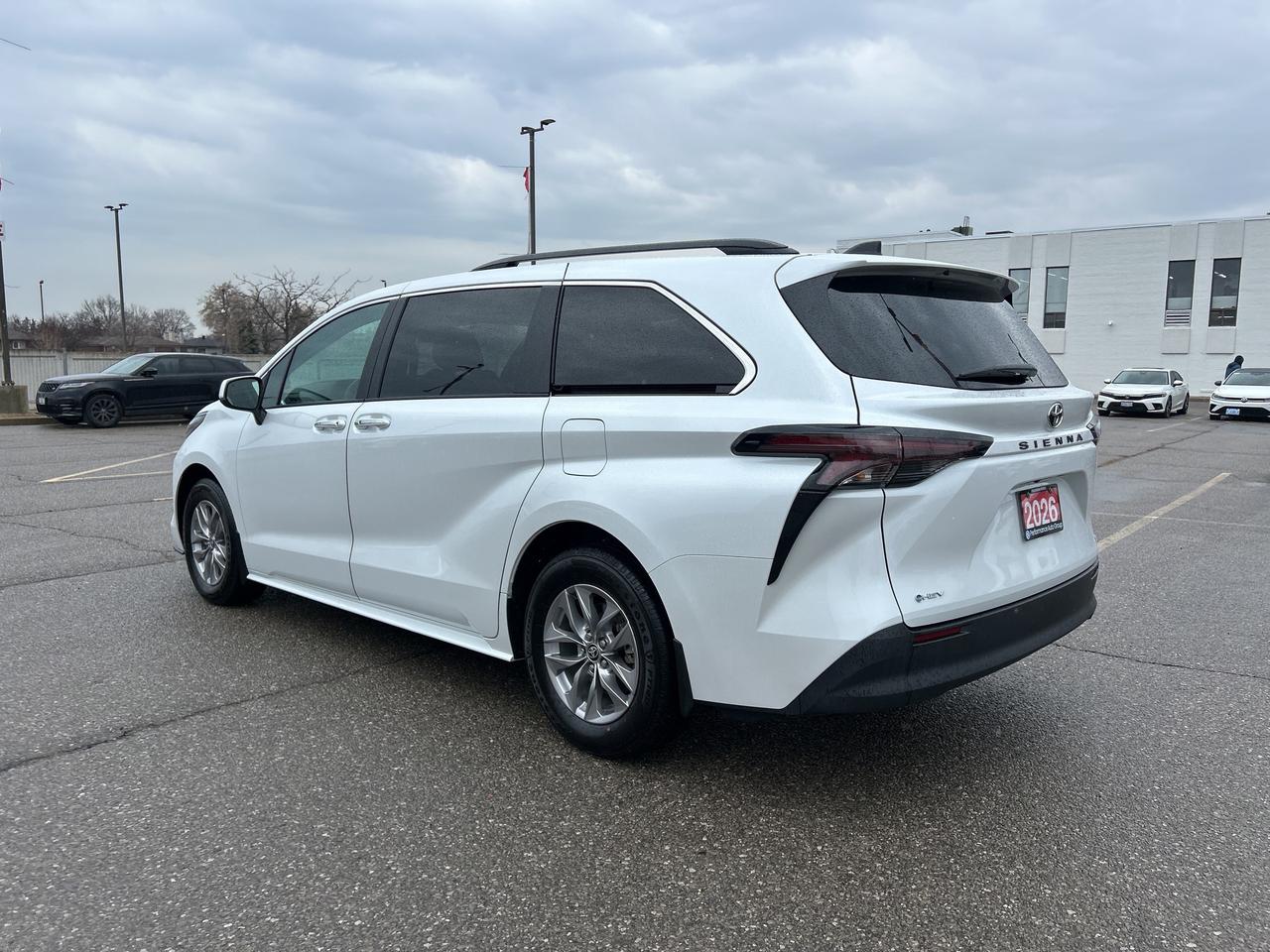 2026 Toyota Sienna XLE HYBRID CarPlay Blind Spot Sunroof R.Cam Photo