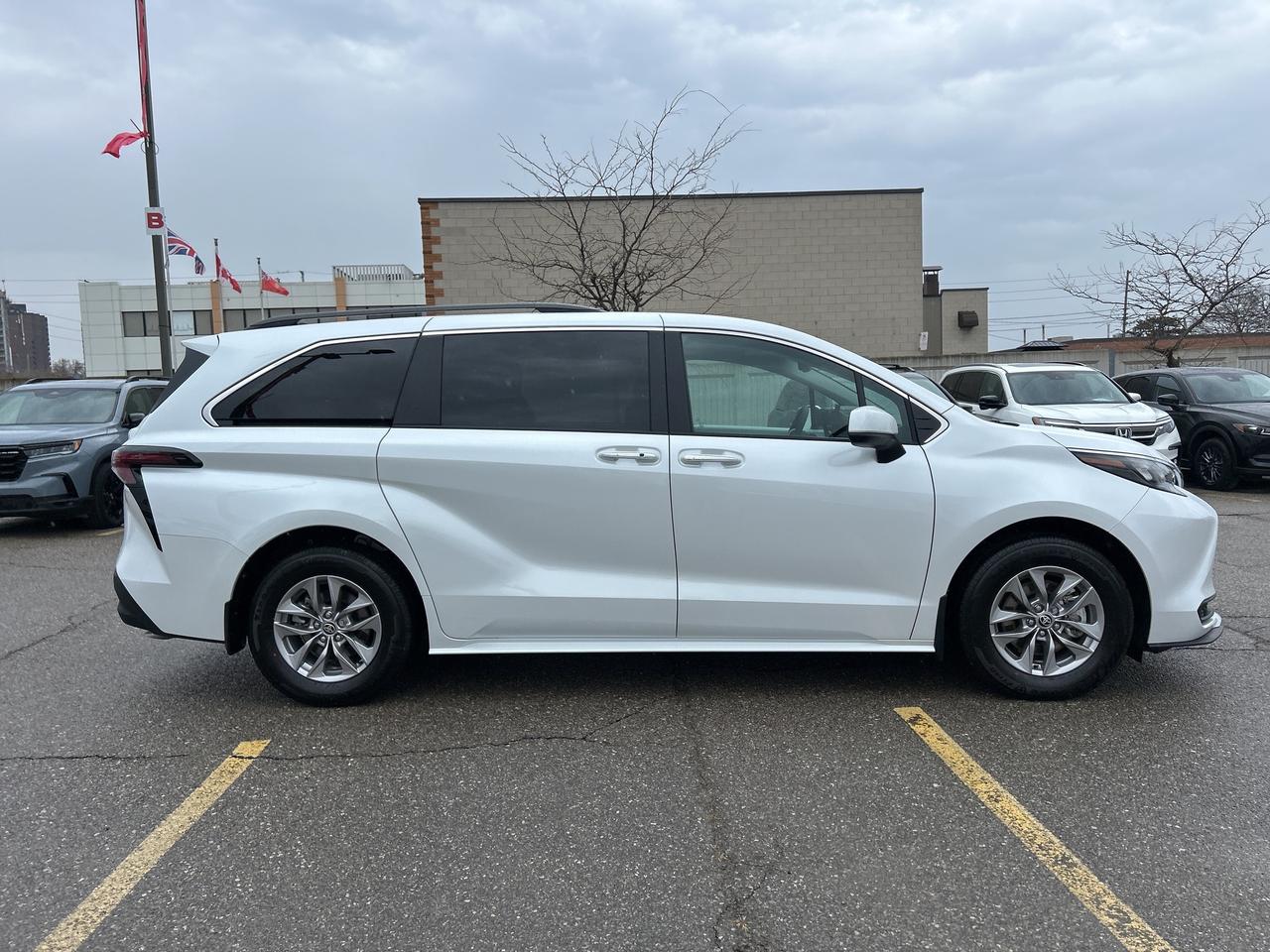 2026 Toyota Sienna XLE HYBRID CarPlay Blind Spot Sunroof R.Cam Photo