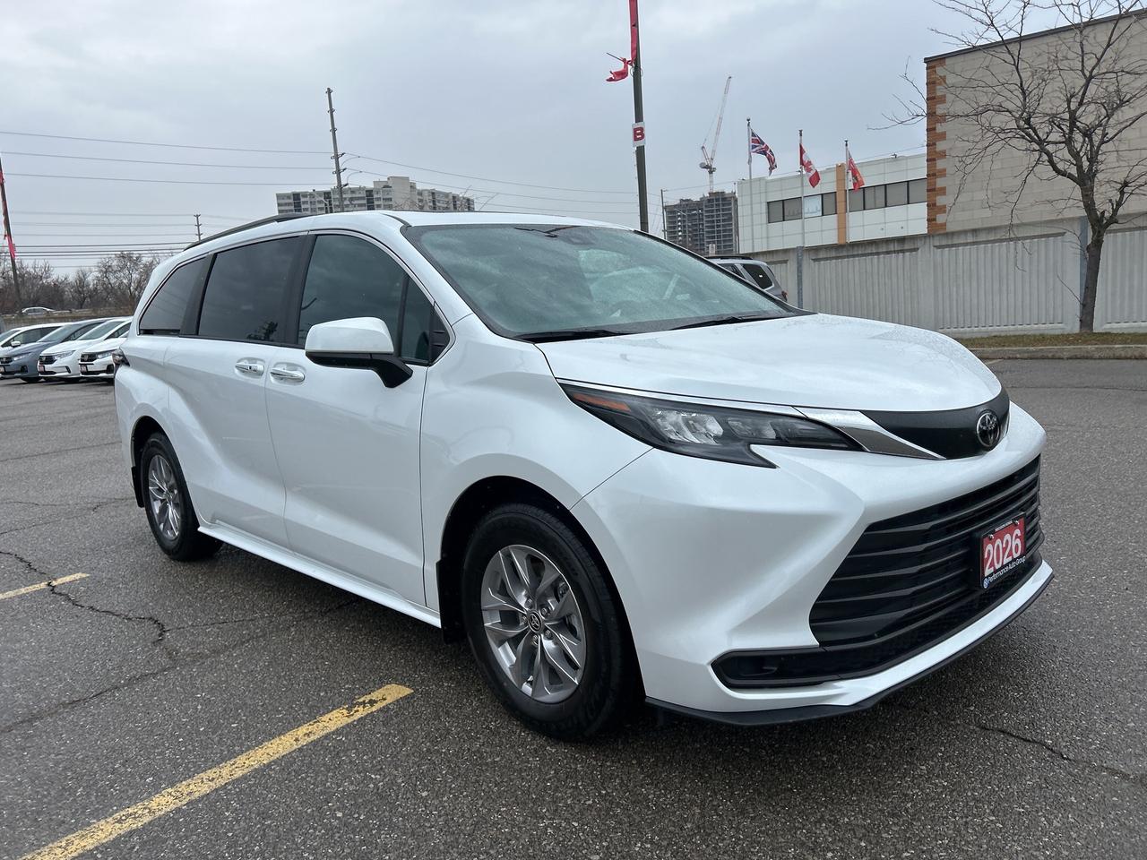 2026 Toyota Sienna XLE HYBRID CarPlay Blind Spot Sunroof R.Cam Photo