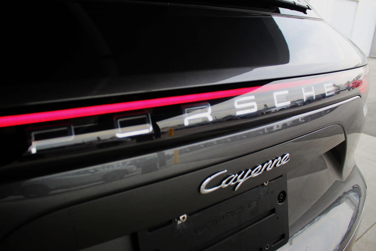 2021 Porsche Cayenne Premium Plus Package, 21in RS Spyder Design Wheels Photo