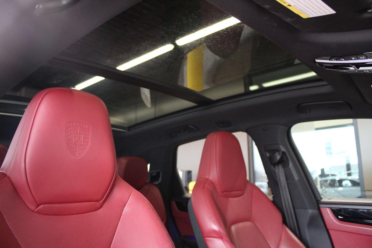2021 Porsche Cayenne Premium Plus Package, 21in RS Spyder Design Wheels Photo