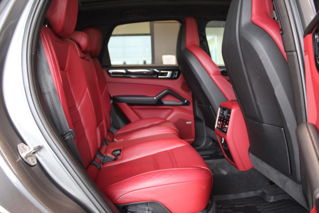 2021 Porsche Cayenne Premium Plus Package, 21in RS Spyder Design Wheels Photo
