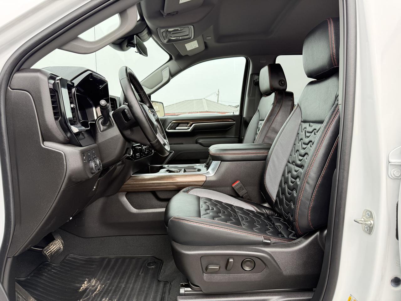 2025 Chevrolet Silverado 1500 LT LIFT/WHEEL/TIRE/LEATHER PKG!! Photo