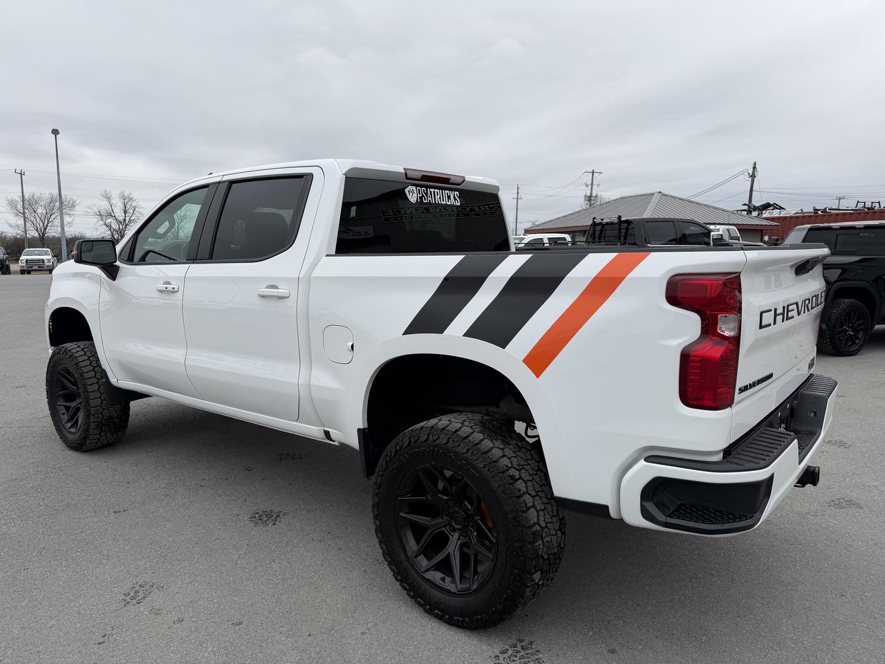 2025 Chevrolet Silverado 1500 LT LIFT/WHEEL/TIRE/LEATHER PKG!! Photo4