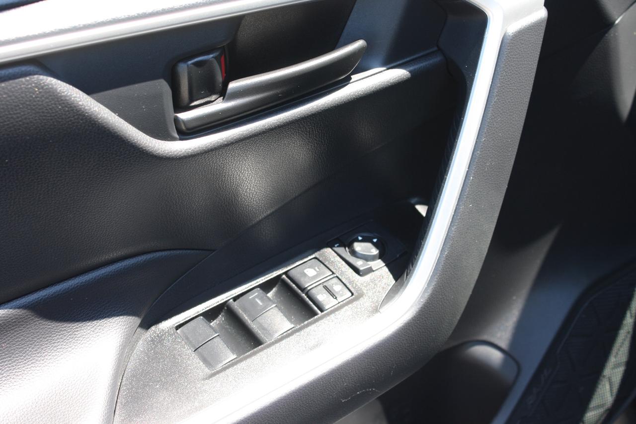 2025 Toyota RAV4 LE AWD Photo