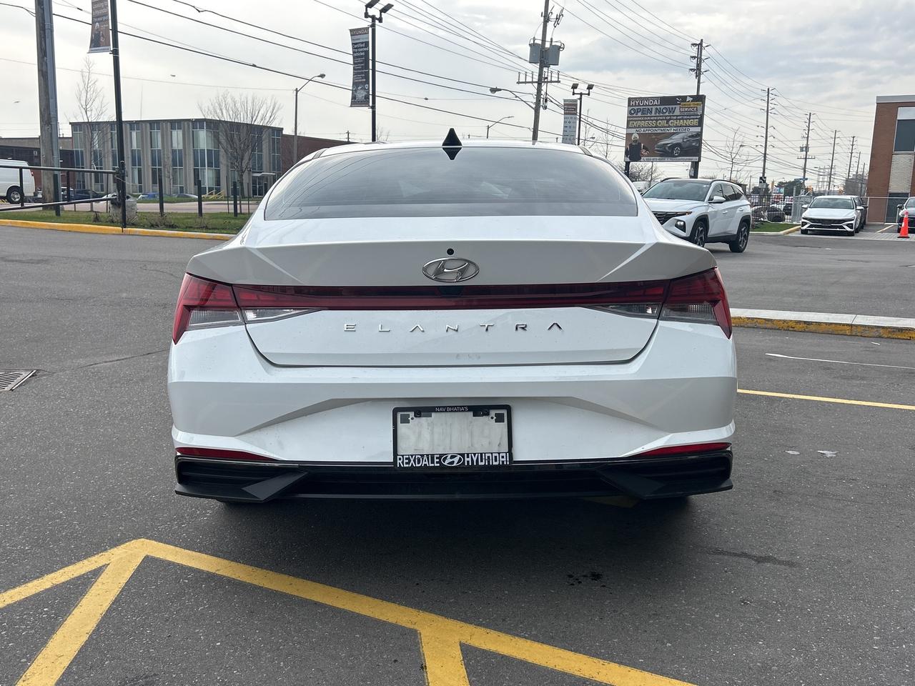 2023 Hyundai Elantra Luxury IVT w-Two-Tone Interior Photo